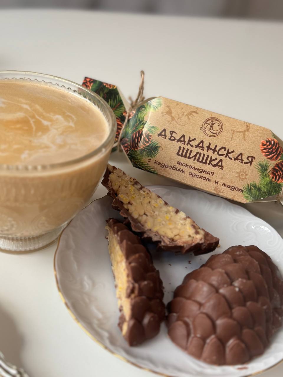 Шоколадная шишка с кедровым орехом и медом